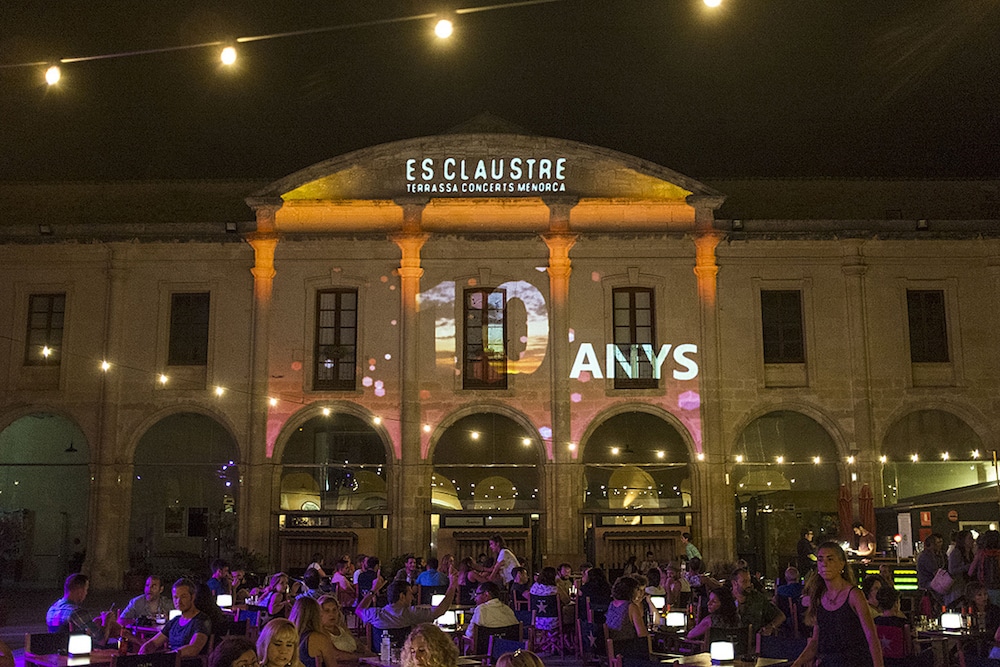 Obrim els caps de setmana 4 façana_CLAUSTRE_10_anys